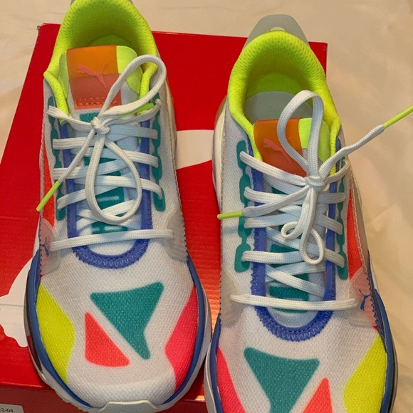 Women Puma white and multicolored sneakers. - Picture 1 of 5